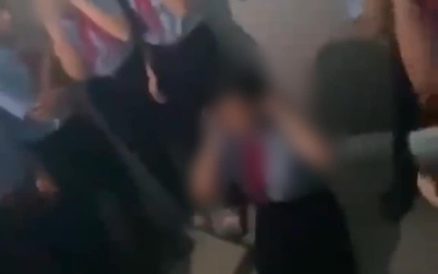 Phẫn nộ clip nữ sinh lớp 8 quỳ trong nhà vệ sinh rồi bị bạn lao vào đánh