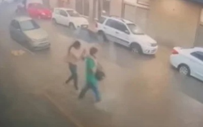 Cô gái bị điện giật tử vong khi băng qua đường trong cơn mưa lớn
