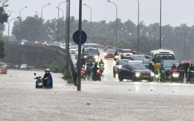 Mưa xuyên đêm, các tuyến phố Hà Nội ngập sâu