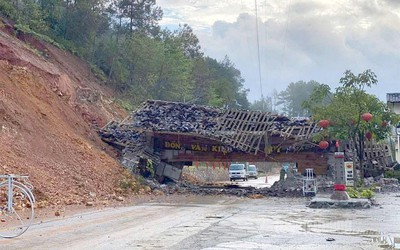 Sạt lở nghiêm trọng, cổng chào vào cao nguyên đá Đồng Văn đổ sập