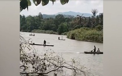Đang giặt quần áo trên sông, người phụ nữ bị cá sấu tấn công