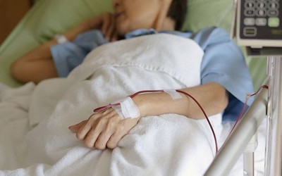 Người phụ nữ 61 tuổi bất tỉnh 10 ngày sau khi ăn xúc xích