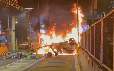 Tài xế ngủ gật khiến ô tô đâm vào trạm thu phí, bốc cháy dữ dội