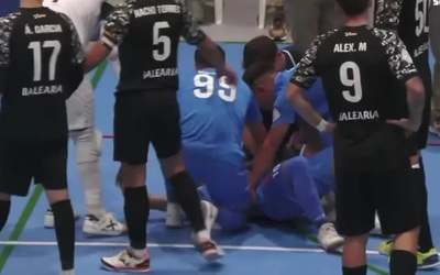 Cầu thủ phải cắt bỏ lá lách sau pha va chạm kinh hoàng trên sân