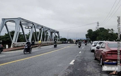 Rủi ro tiềm ẩn khi dừng, đỗ xe trên cầu để tránh mưa lũ