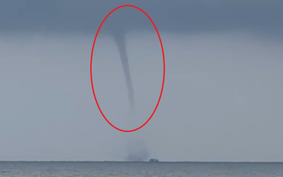 Nhìn lên trời, người dân phát hiện cảnh tượng "nổi da gà"