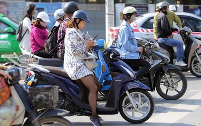 Cục CSGT giải đáp "dừng đèn đỏ sử dụng điện thoại có bị phạt?"