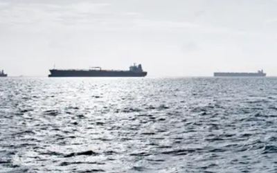Nguyên nhân 2 con tàu chở 1,5 triệu thùng dầu thô Urals thả neo giữa biển