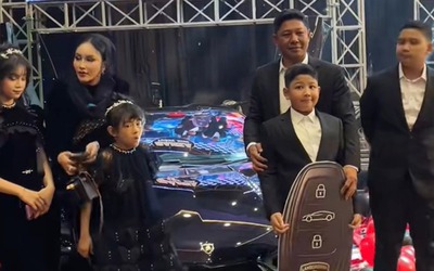 Bé trai 9 tuổi được tặng siêu xe Lamborghini trị giá 39 tỷ đồng