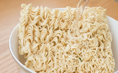 Cậu bé đau bụng dữ dội, tử vong sau khi ăn mì chưa nấu chín