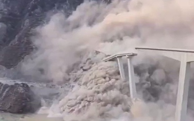 Sập cầu khổng lồ cao 172 mét sau vài tháng khánh thành