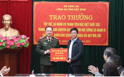 Nhà xuất bản Giáo dục Việt Nam tặng thưởng Công an tỉnh Bắc Ninh về thành tích triệt phá đường dây sách giáo khoa giả