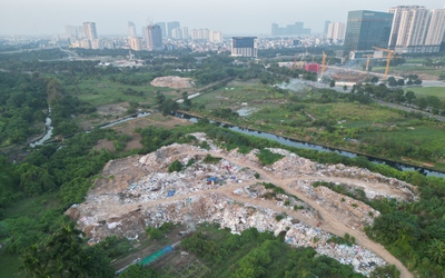 "Núi" rác thải giữa lòng Thủ đô