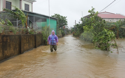 Những người hùng thầm lặng - Kỳ 1: Người trưởng thôn 3 ngày dầm lũ hỗ trợ người dân