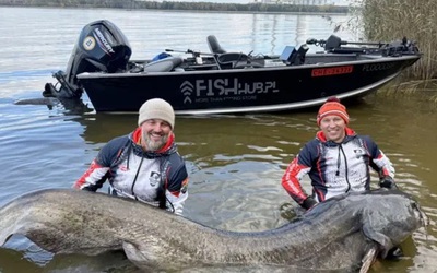 Hai cần thủ Ba Lan vớ được cá “khủng”, liệu kỷ lục có gọi tên họ?