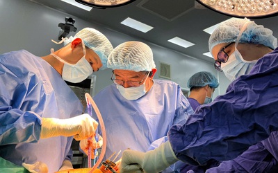 Ca phẫu thuật “hai trong một” giúp bệnh nhân thoái hoá khớp gối nặng đi lại bình thường sau nhiều năm đau đớn