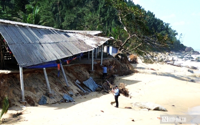 Chùm ảnh: Bãi biển tuyệt đẹp ở Huế bị sóng dữ “xóa sổ” chỉ sau một đêm