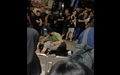 Người phụ nữ ẩu đả dữ dội với người đàn ông ngay giữa phố