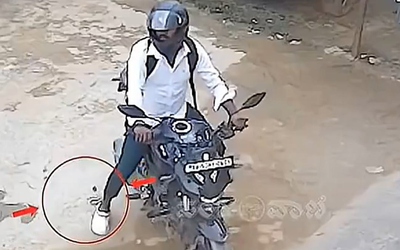 Người đàn ông vứt xe máy bỏ chạy khi bị rắn hổ mang cắn vào chân