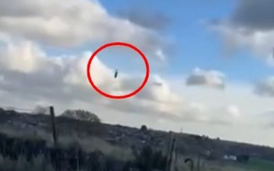 Khoảnh khắc trực thăng rơi xuống cánh đồng, phi công sống sót