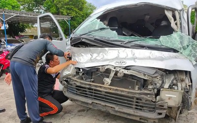 Xe buýt đâm vào cây rồi lao xuống vực khiến 5 người tử vong