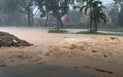 VIDEO: Mưa lớn ở Huế khiến nước từ khe suối tràn xuống đường Hồ Chí Minh