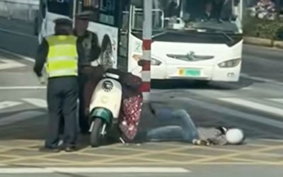 Bị CSGT phạt tiền, người phụ nữ nằm giữa đường giãy giụa