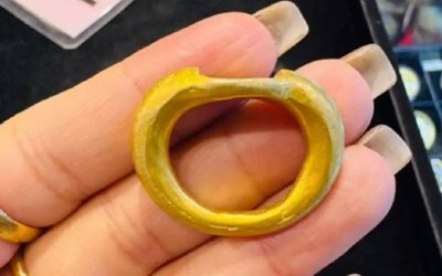 Mang chiếc nhẫn cổ đi kiểm tra, cô gái sốc nặng khi biết giá trị