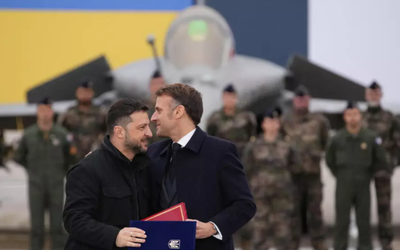Ông Zelensky có “một ngày tuyệt vời” ở Paris với 100 máy bay Rafale