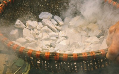 Bất ngờ với món "đất" độc lạ ở Việt Nam: Thơm giòn như kẹo, giá không hề rẻ!