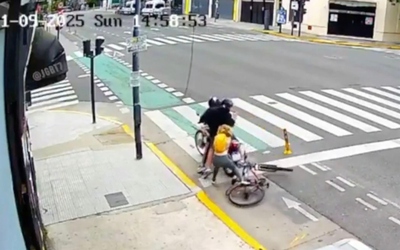 Người phụ nữ chống trả, quật ngã tên cướp điện thoại trên phố