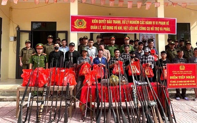 Mang vũ khí đi đổi quà, người vùng cao nhận mũ bảo hiểm, nồi cơm điện