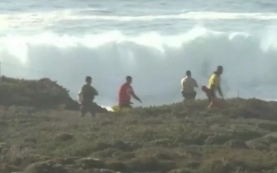 Bố tử vong khi cố cứu con gái bị sóng cuốn xuống biển