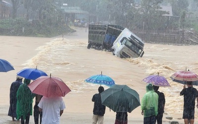 Bản tin 18/11: Cố tình vượt ngầm tràn, xe tải bị lũ cuốn trôi, tài xế mất tích