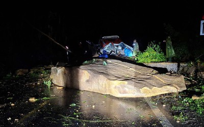 Hiện trường vụ đá lăn đè xe khách ở Khánh Hòa khiến 6 người tử vong