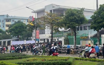 Chen chân giữa mưa lạnh, hàng nghìn người đổ về CT3 Kim Chung nộp hồ sơ nhà ở xã hội