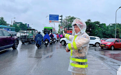 Xử lý nhiều xe buýt chạy sai luồng tuyến gây ùn tắc cầu Chương Dương