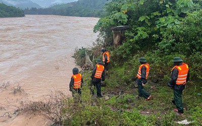 Bản tin 19/11: 100 người tìm kiếm tài xế xe đầu kéo vượt rào chắn bị lũ cuốn mất tích