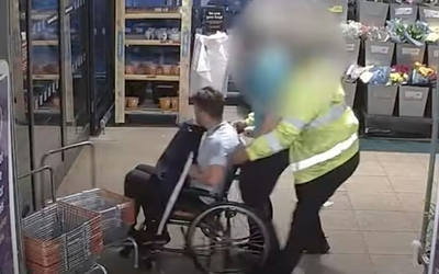 Bị phát hiện trộm bia, thanh niên ngồi xe lăn đứng bật dậy đánh bảo vệ