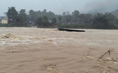 Mưa lớn kéo dài gây lũ cao, hàng chục nghìn nhà bị ngập, 14 người chết và mất tích