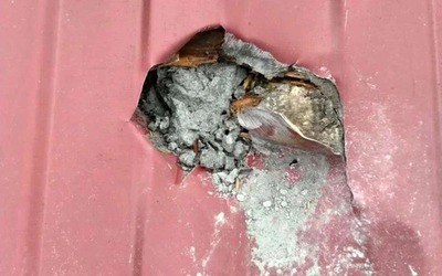 Người phụ nữ sốc nặng khi phát hiện vật thể lạ rơi trên mái nhà