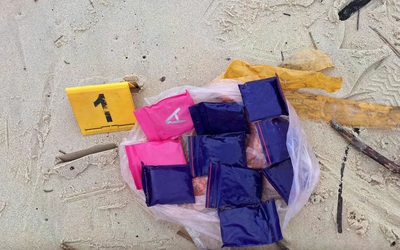 Nhặt củi ven biển, người dân tình cờ phát hiện vật thể nghi ma túy trôi dạt