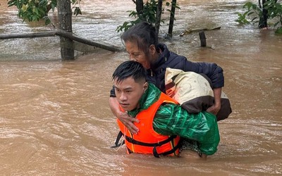 Ấm áp tinh thần dân tộc, nghĩa đồng bào trong mưa lũ