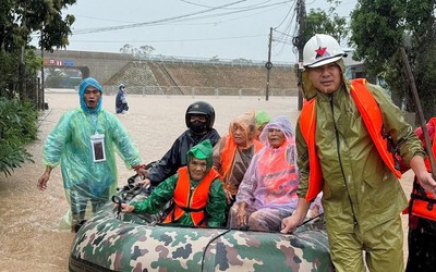 Người miền Trung dìu nhau qua cơn bão lũ