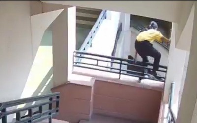 Nữ sinh lớp 6 trèo qua lan can, nhảy từ trên tầng 4 xuống đất