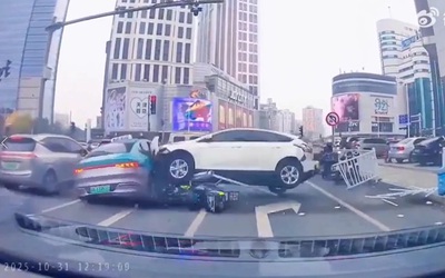 Nữ tài xế lao ô tô ra khỏi bãi đậu xe, tông trúng nhiều phương tiện