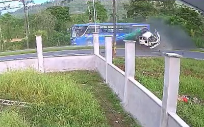 Xe tải mất lái tông trúng xe buýt khiến 2 người tử vong