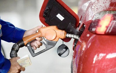 Giá xăng giảm nhẹ