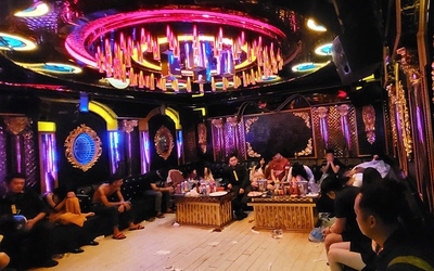 Hơn 300 cảnh sát đột kích 3 quán karaoke, bắt giữ 85 người