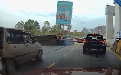 Giàn giáo bất ngờ đổ sập, đè trúng ô tô đang chạy trên đường